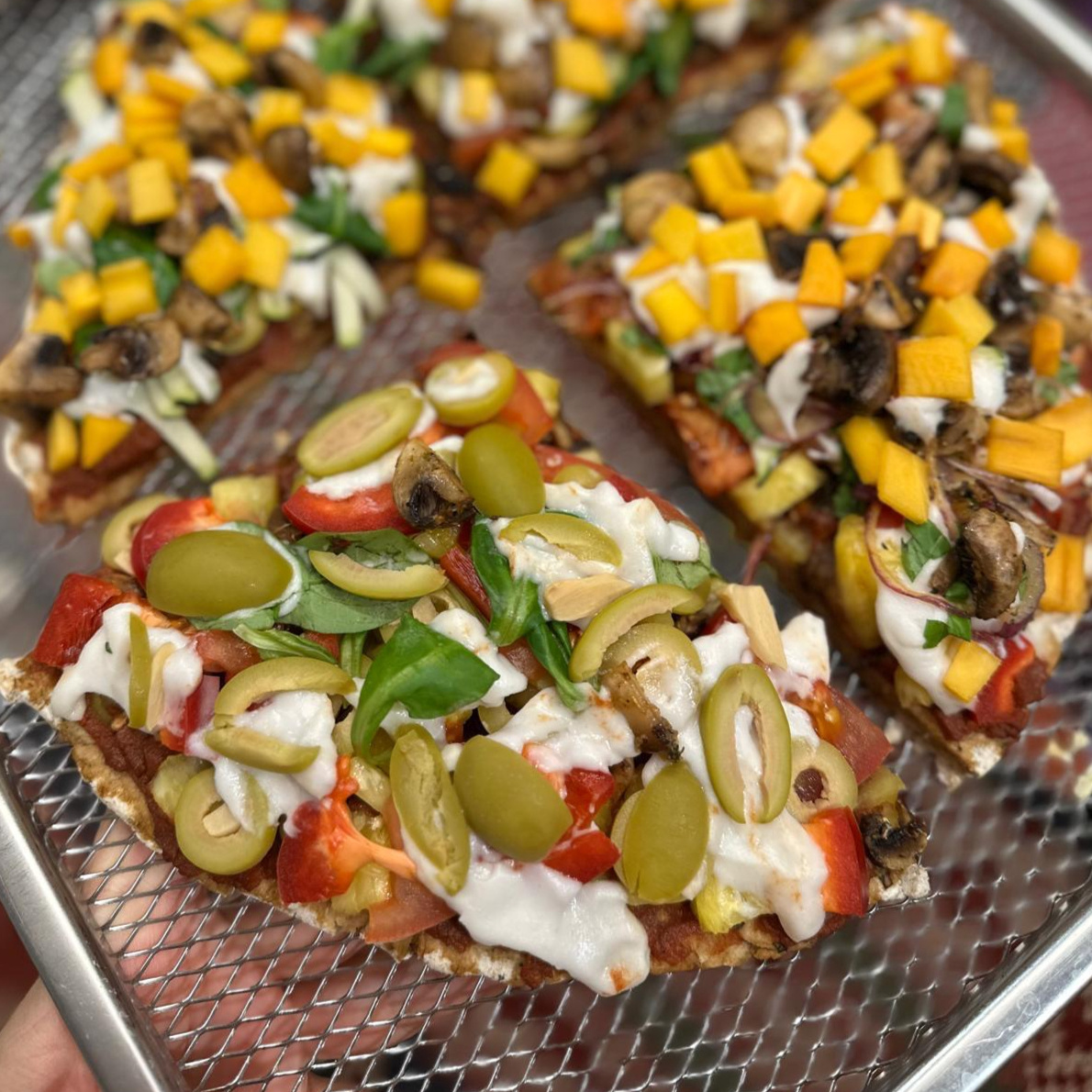 Kreativität statt Kochen. Vegane Rohkost-Pizza mit Oliven und Gemüse, zubereitet bei maximal 42 Grad Celsius.