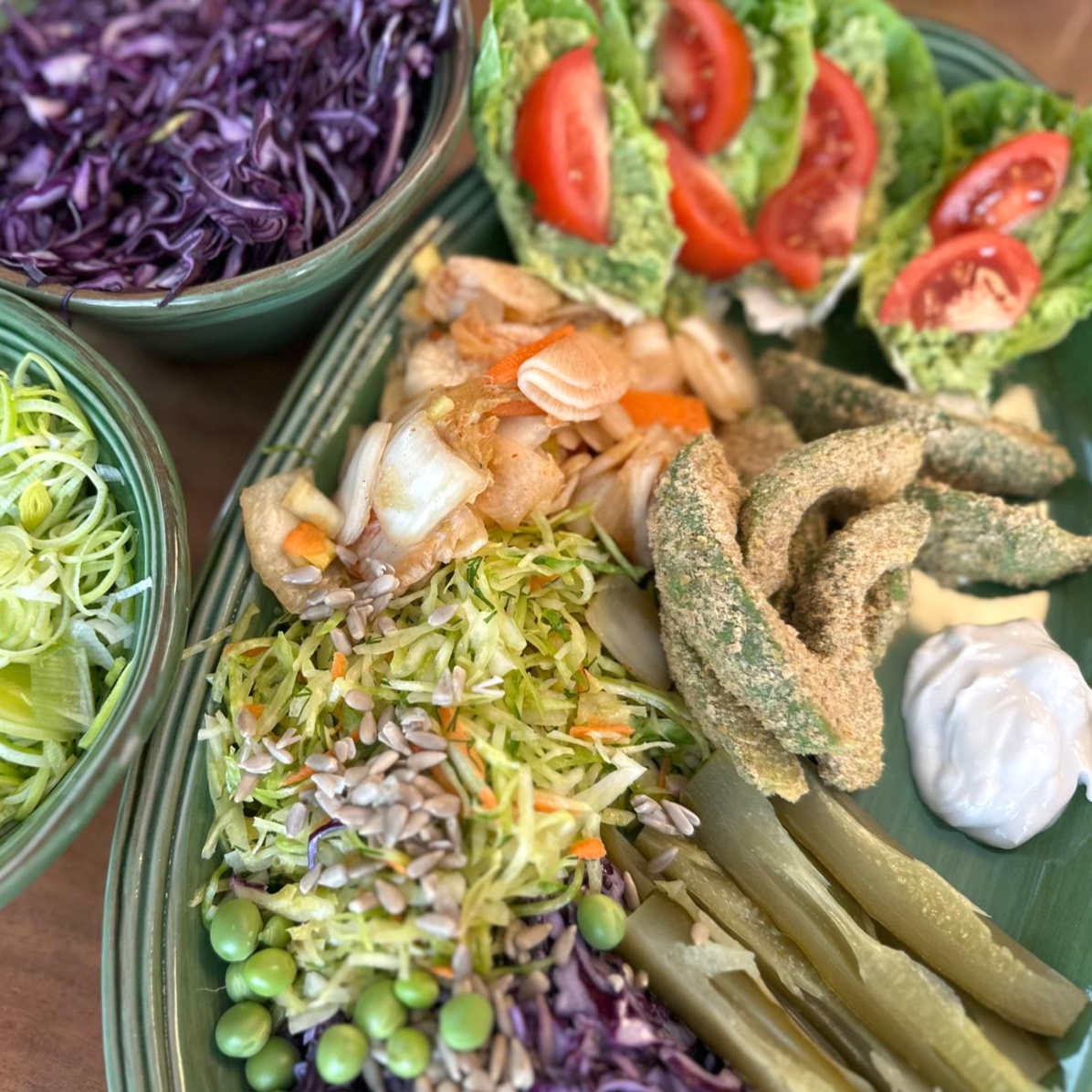 Lebendige Energie auf dem Teller. Ein bunter Teller voller Rohkost, Avocado und Sprossen – die Raw-Vegan-Diät in Modlimowo.