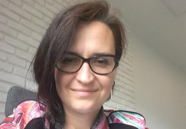 Twoja przewodniczka po świecie natury. Katarzyna Mowel – przewodniczka po warsztatach „Leśne Zanurzenie”, uśmiechnięta kobieta w okularach.